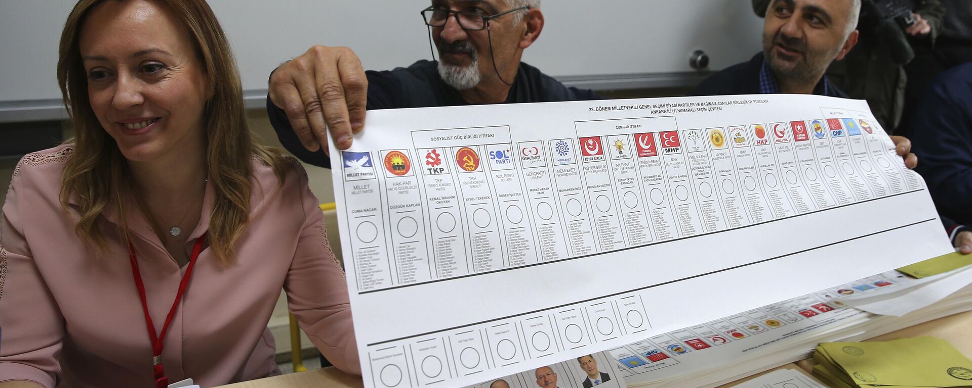 An official prepares ballots at a polling station in Ankara, Turkiye, Sunday, May 14, 2023. - Sputnik Africa, 1920, 14.05.2023