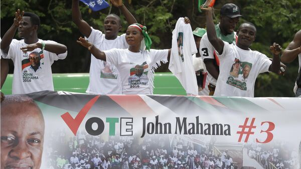 Supporters of Ghana Incumbent President, John Dramani Mahama candidate of the National Democratic Congress dance during a presidential election rally at Accra Sports Stadium in Accra, Ghana, Monday, Dec. 5, 2016.  - Sputnik Africa