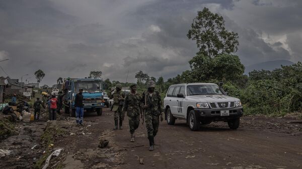 Congolese army soldiers patrol National Road 2 in Kibumba, Nyiragongo Territory, as United Nations vehicles pass by to drop off soldiers at a site near the city of Goma, eastern Democratic Republic of Congo, June 1, 2022 - Sputnik Africa