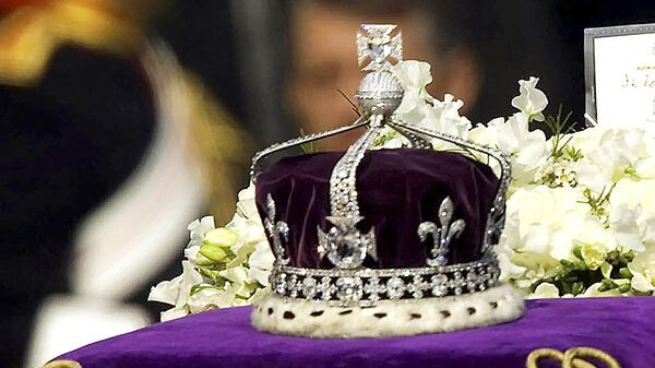 In this April 5, 2002 file photo, The Koh-i-noor, or mountain of light, diamond, set in the Maltese Cross at the front of the crown made for Britain's late Queen Mother Elizabeth, is seen on her coffin as it is drawn to London's Westminster Hall.  - Sputnik Africa