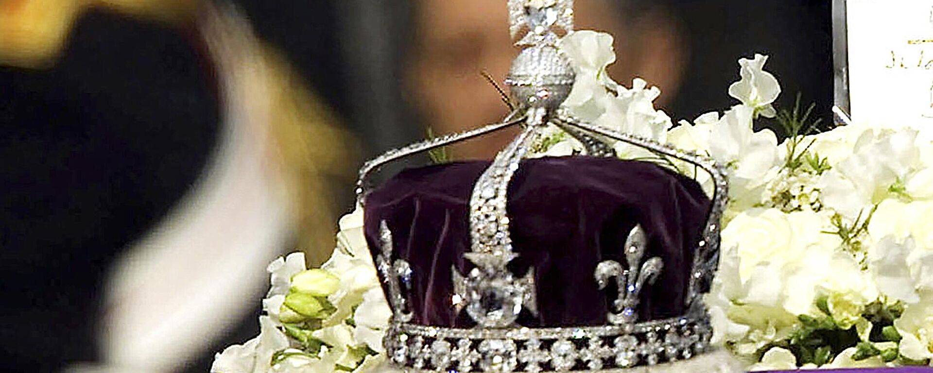 In this April 5, 2002 file photo, The Koh-i-noor, or mountain of light, diamond, set in the Maltese Cross at the front of the crown made for Britain's late Queen Mother Elizabeth, is seen on her coffin as it is drawn to London's Westminster Hall.  - Sputnik Africa, 1920, 14.05.2023