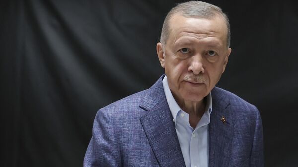 Turkish President Recep Tayyip Erdogan cast his ballot at a polling station in Istanbul - Sputnik Africa