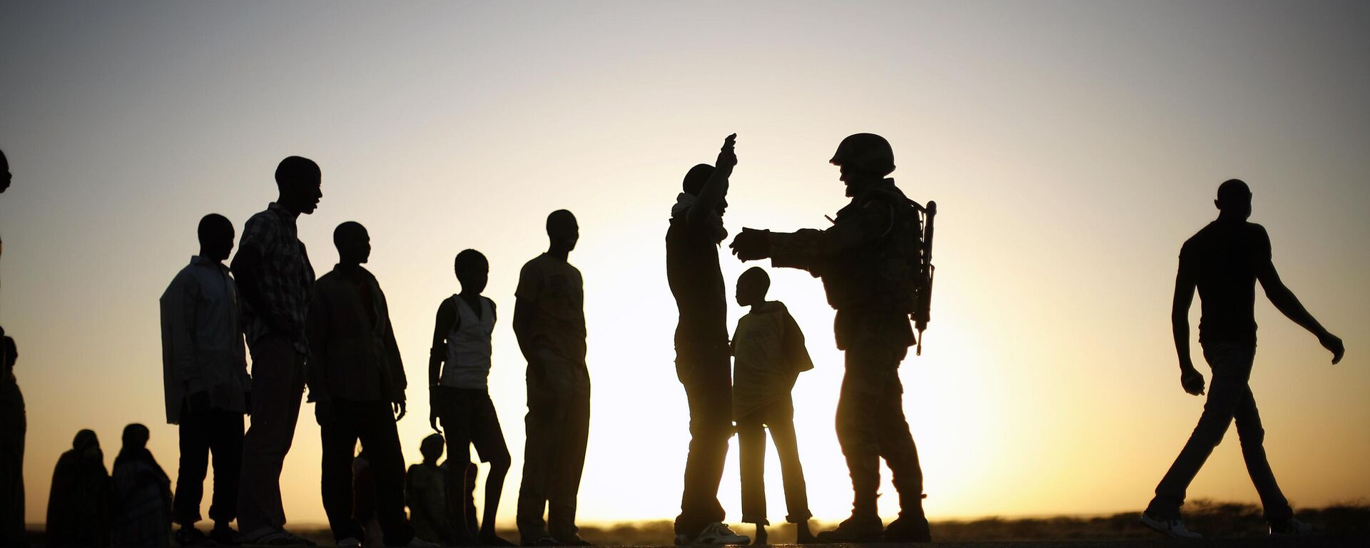 A French soldier checks passengers of a transport truck arriving in Gao, northern Mali, Feb. 14, 2013. - Sputnik Africa, 1920, 19.09.2024