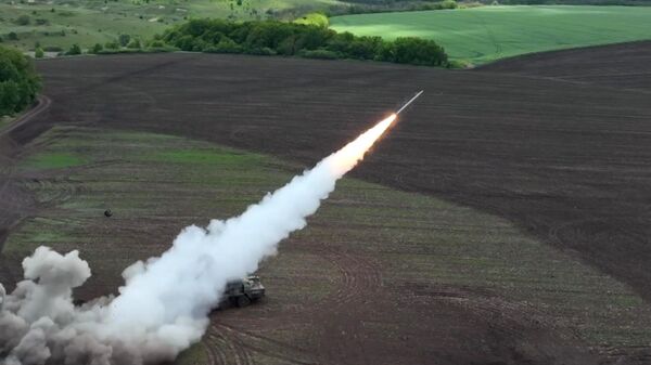 Des lance-roquettes multiples Smertch russes  - Sputnik Afrique