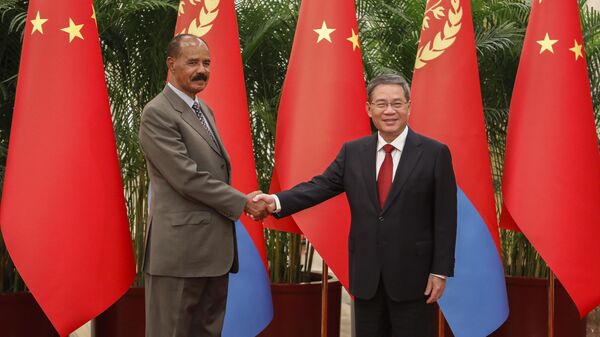 Chinese Premier Li Qiang, right, and Eritrean President Isaias Afwerki shake hands as they attend a meeting at the Great Hall of the People in Beijing Monday, May 15, 2023.  - Sputnik Africa