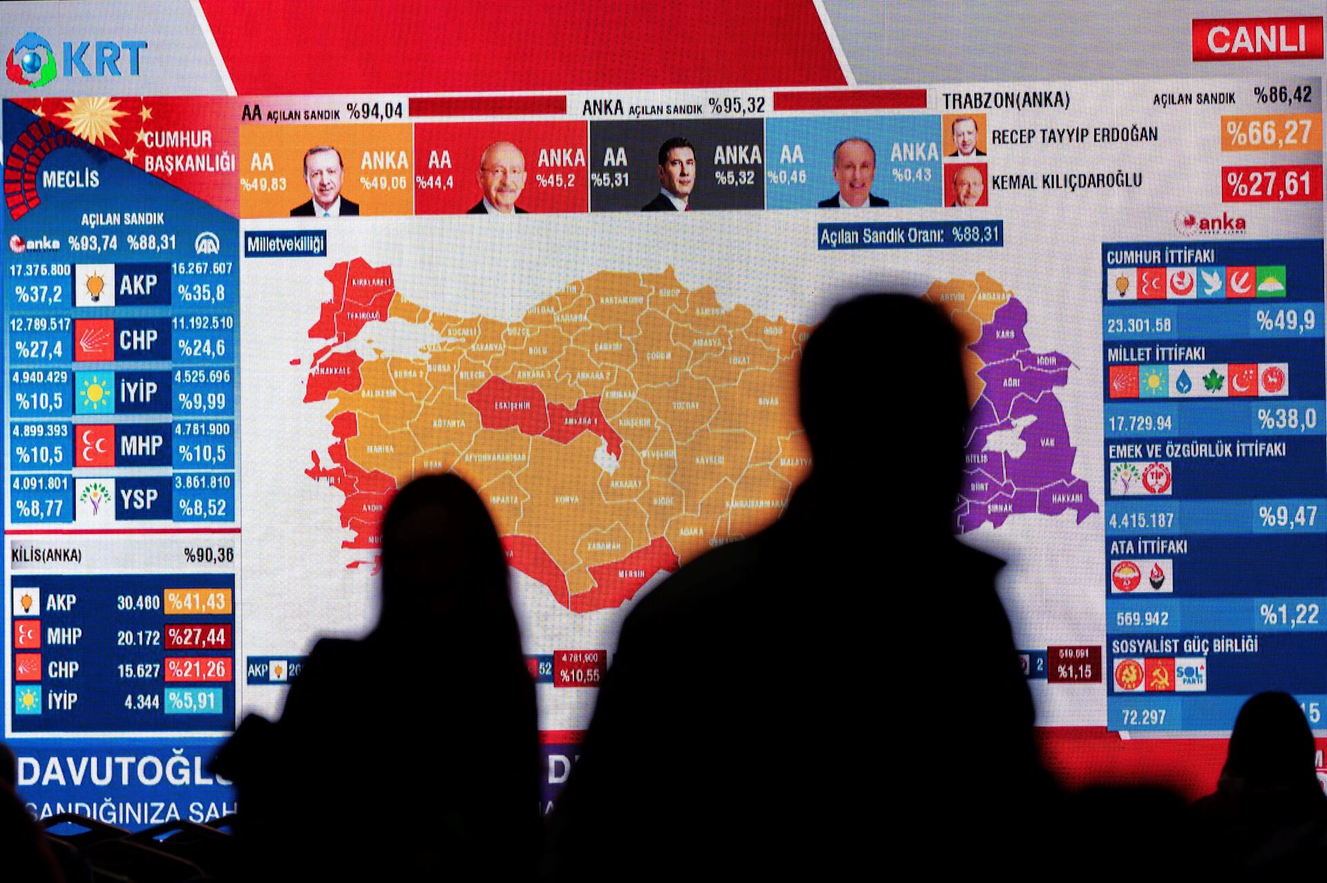 CHP members watch TV after the first results at the CHP building in Istanbul on May 14, 2023, after polls closed in Turkey's presidental and parliamentary elections first round.  - Sputnik Africa, 1920, 15.05.2023
