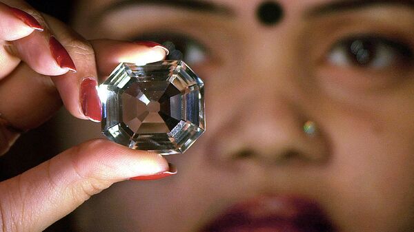 An Indian model shows a replica of the famous Indian diamond 'Koh-i-noor' during a press meeting in Calcutta, 29 January 2002.  Replicas of  hundred worlds most famous diamonds are on public display in occasion of a show organised by a diamond-jewellery merchant.   - Sputnik Africa