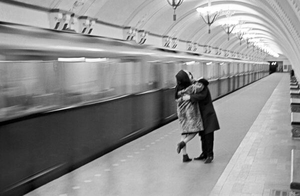Apart from its beauty, the Moscow Metro is also an essential mode of transportation for locals and tourists alike. - Sputnik Africa