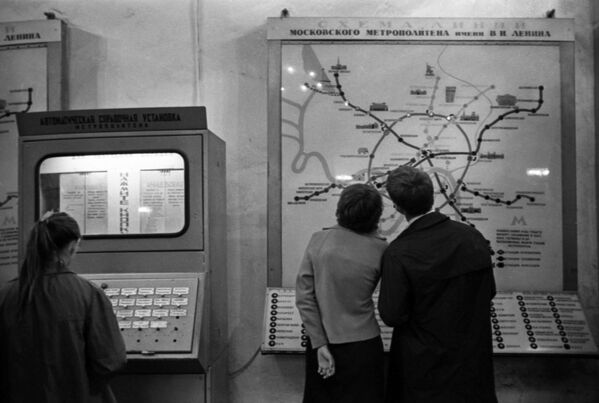 Passengers study the Moscow Metro&#x27;s map. - Sputnik Africa