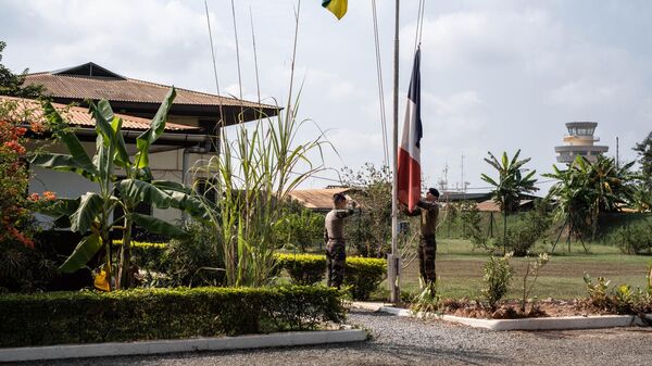 Les soldats français ont replié le drapeau national avant de quitter la République centrafricaine en décembre 2022 - Sputnik Afrique