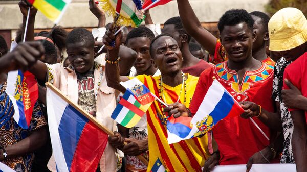 Des manifestants portent des drapeaux russes et centrafricains à Bangui, le 5 mars 2022 - Sputnik Afrique