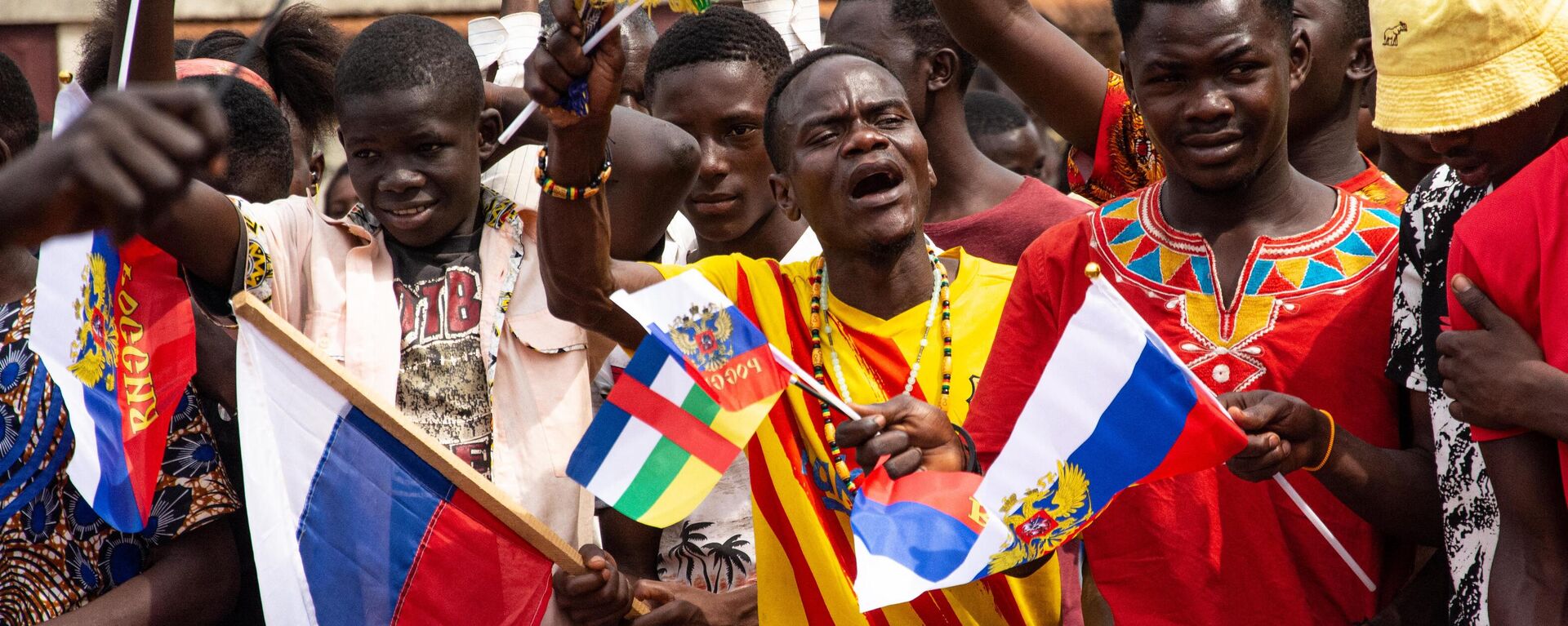 Russian and Central African Republic flags are waived by demonstrators gathered in Bangui on March 5, 2022 during a rally in support of Russia - Sputnik Africa, 1920, 29.05.2023