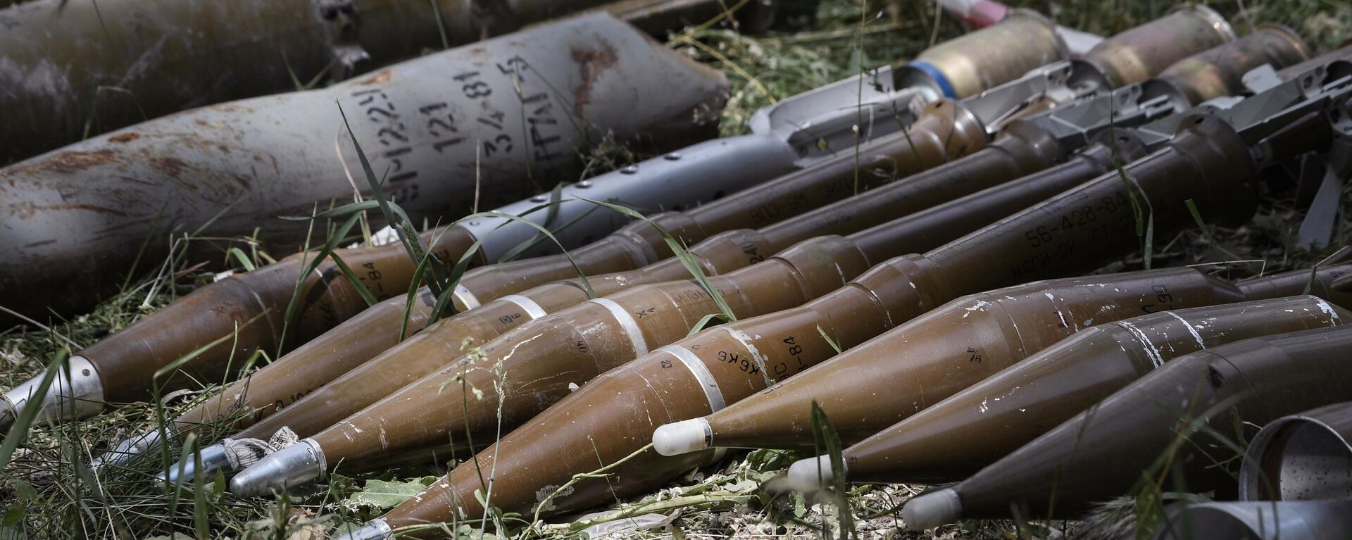 Ammunition abandoned by Ukrainian forces lie on the ground in the street in Mariupol, Donetsk People's Republic. - Sputnik Africa, 1920, 17.05.2023