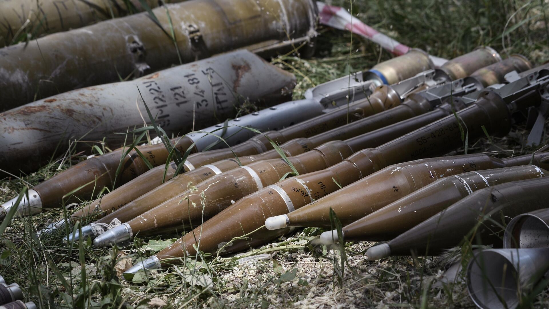 Ammunition abandoned by Ukrainian forces lie on the ground in the street in Mariupol, Donetsk People's Republic. - Sputnik Africa, 1920, 19.08.2023