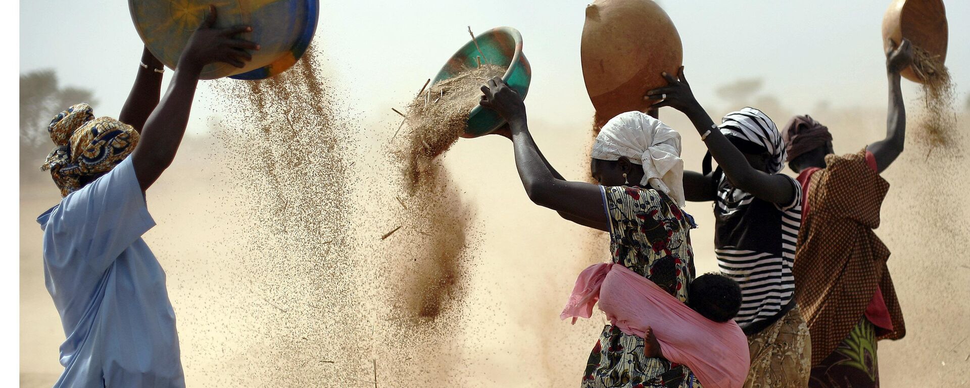 Malian women sift wheat in a field near Segou, central Mali, Jan. 22, 2013.  - Sputnik Africa, 1920, 17.05.2023