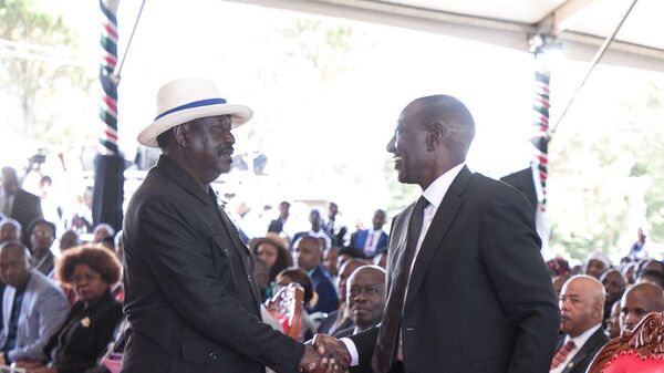President William Ruto and opposition jleader Raila Odinga at the burial of Mukami Kimathi. - Sputnik Africa