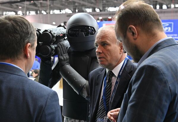 A mannequin with smart tactical equipment at the 11th International Exhibition of weapons and military equipment MILEX-2023 in Minsk. - Sputnik Africa