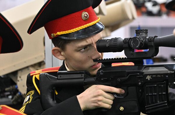 A cadet holds a Dragunov MMG SVD US sniper rifle at the 11th international exhibition of arms and military equipment MILEX-2023 in Minsk. - Sputnik Africa
