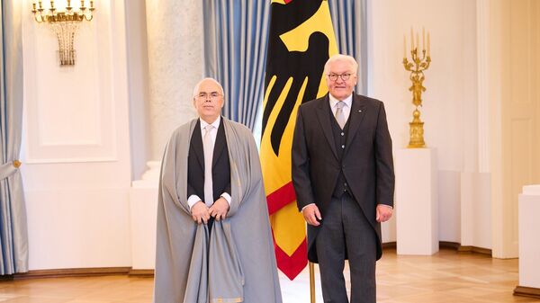 Larbi El Hadj Ali (à gauche), ambassadeur d'Algérie en Allemagne, et Frank-Walter Steinmeier - Sputnik Afrique