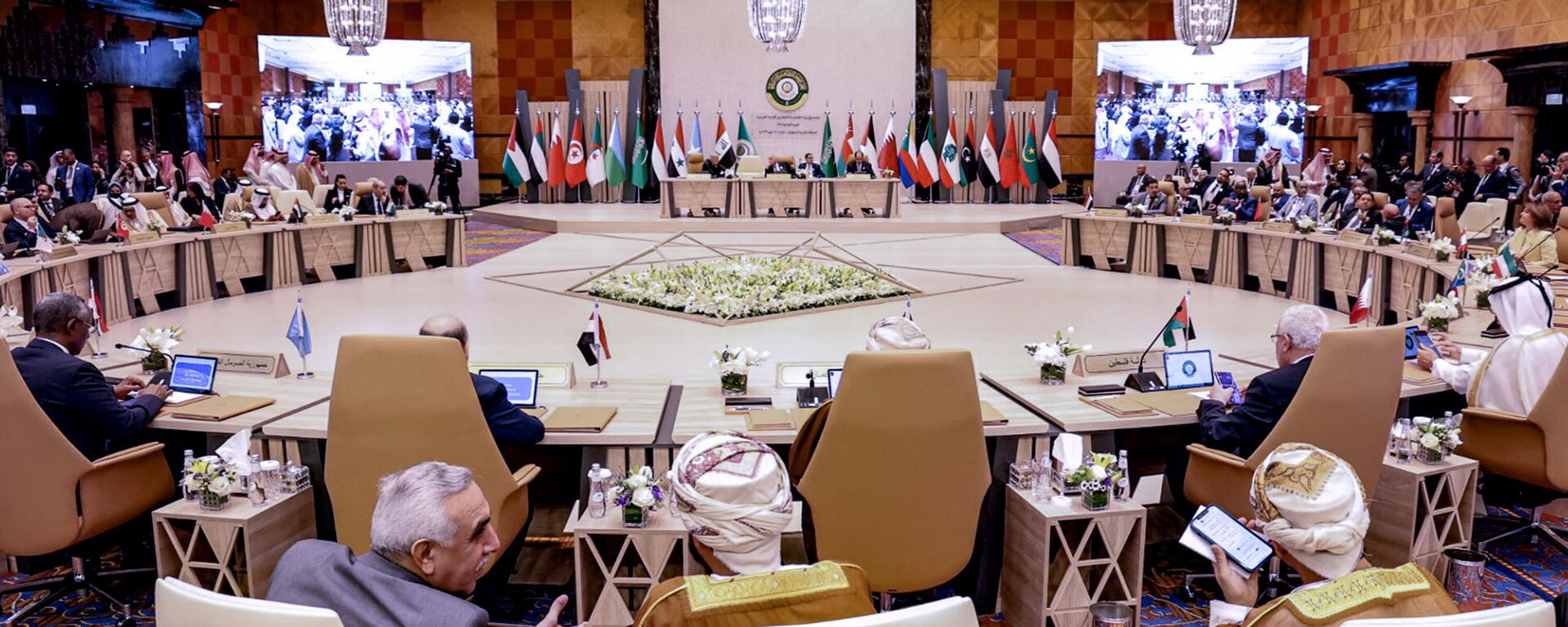 Delegates attend the Arab Foreign Ministers Preparatory Meeting ahead of the 32nd Arab League Summit in Jeddah on May 17, 2023 - Sputnik Africa, 1920, 19.05.2023
