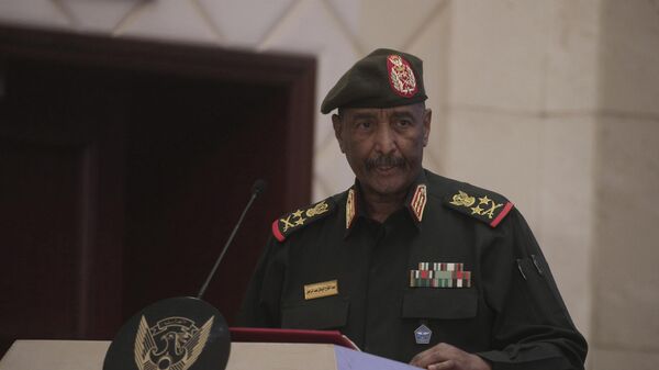 Le chef de l'armée soudanaise, le général Abdel Fattah al-Burhane, s'exprime après la signature d'un accord initial visant à mettre fin à une crise profonde causée par le coup d'État militaire de l'année dernière, à Khartoum, au Soudan, le lundi 5 décembre 2022. - Sputnik Afrique