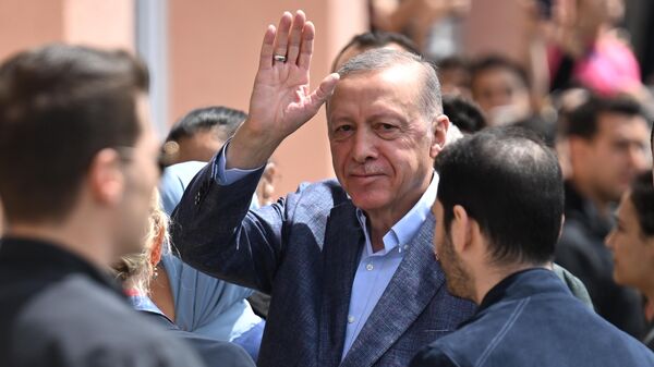 Turkish President Tayyip Erdogan walks at a polling station to vote during the presidential and parliamentary elections - Sputnik Afrique