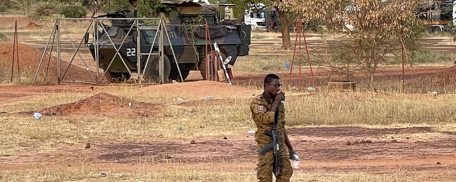 A Burkinabe soldier walks past a French Armoured Personnel Carrier part of a French military convoy heading to Niger, stopped by protesters in Kaya, Burkina Faso, Saturday Nov. 20, 2021 - Sputnik Africa, 1920, 20.05.2023