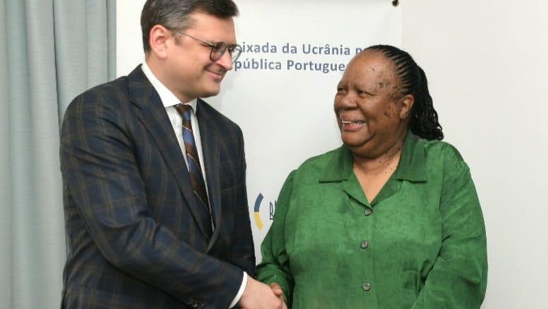 Foreign Minister of South Africa, Naledi Pandor, has met in Portugal with the Minister of Foreign Affairs of Ukraine Dmitry Kuleba - Sputnik Afrique, 1920, 20.05.2023