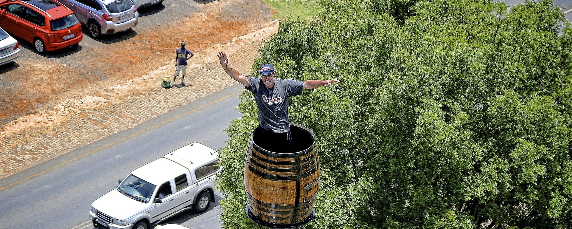 In this photo taken Nov. 14 2019, Henry Kruger waves from his wine barrel atop a pole in Dullstroom, South Africa, where he spent his 70th day, Friday Jan. 24, 2019. Kruger has broken his own record of 67 days set in 1997 according to the Guinness World Book of Records and continues his sitting feat.  - Sputnik Africa, 1920, 20.05.2023