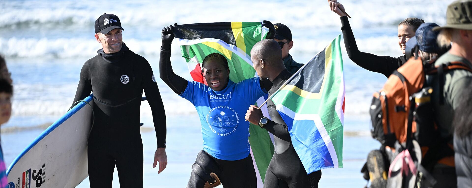 South African athlete Similo Dlamini celebrates with teammates after her heat on the first day of competition at the World Para Surfing Championship in Pismo Beach, California, on December 5, 2022.  - Sputnik Africa, 1920, 21.05.2023