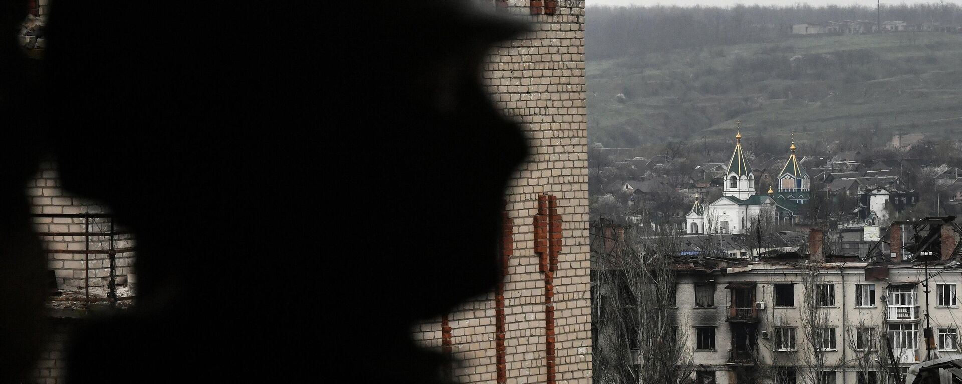 A service member of Russia's private military company Wagner Group inspects a building in Artemovsk, also known as Bakhmut, as Russia's military operation in Ukraine continues, Donetsk People's Republic, Russia. - Sputnik Africa, 1920, 21.05.2023
