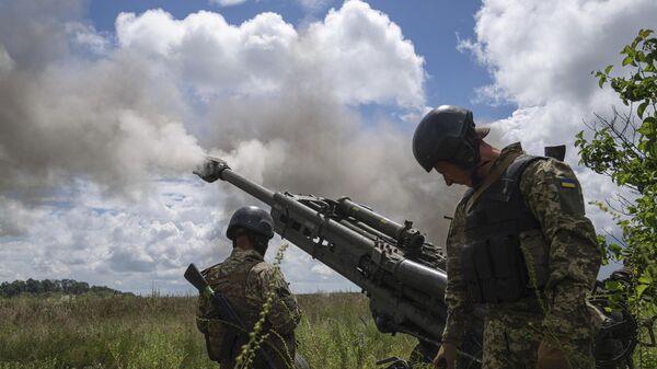 Ukrainian servicemen are firing from an M777 howitzer. Archive photo - Sputnik Africa