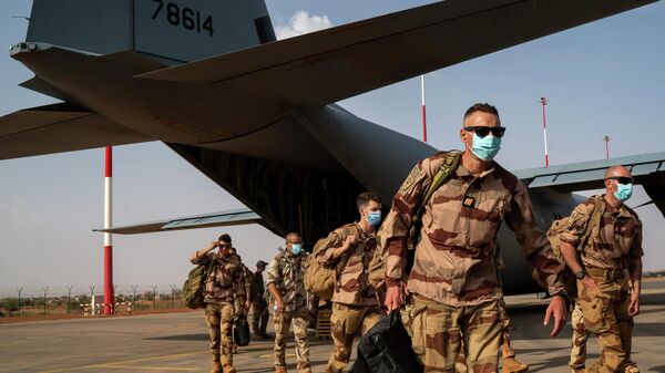French Barkhane soldiers arriving from Gao, Mali, disembark from a US Air Force C130 cargo plane at Niamey, Niger base Wednesday June 9, 2021, before transferring back to their Bases in France. - Sputnik Africa