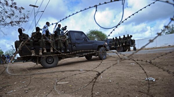 Des soldats somaliens patrouillent sur une route entre Mogadiscio et Jowhar - Sputnik Afrique