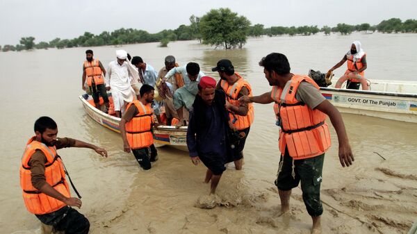 Army troops evacuate people from a flood-hit area in Rajanpur, district of Punjab, Pakistan, Saturday, Aug. 27, 2022. Officials say flash floods triggered by heavy monsoon rains across much of Pakistan have killed nearly 1,000 people and displaced thousands more since mid-June. (AP Photo/Asim Tanveer) - Sputnik Africa