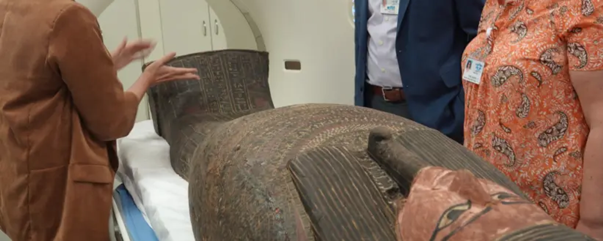 An Ancient Egyptian coffin lid undergoes a CT scan at Shaare Zedek Medical Center, May 21, 2023 - Sputnik Africa, 1920, 22.05.2023