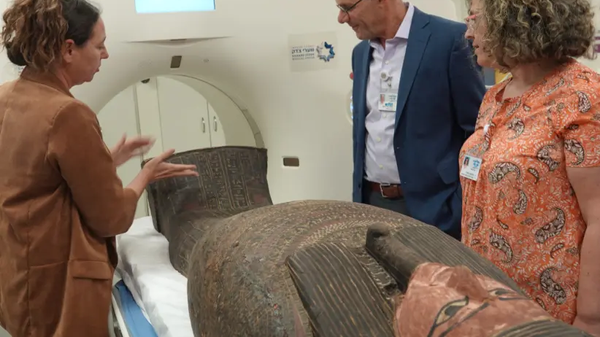 An Ancient Egyptian coffin lid undergoes a CT scan at Shaare Zedek Medical Center, May 21, 2023 - Sputnik Africa