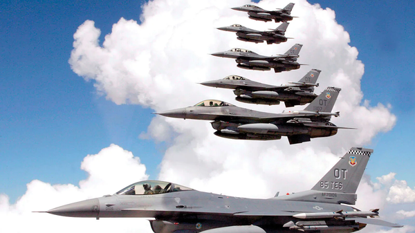 U.S. Air Force F-16 Fighting Falcons flying in formation. - Sputnik Africa