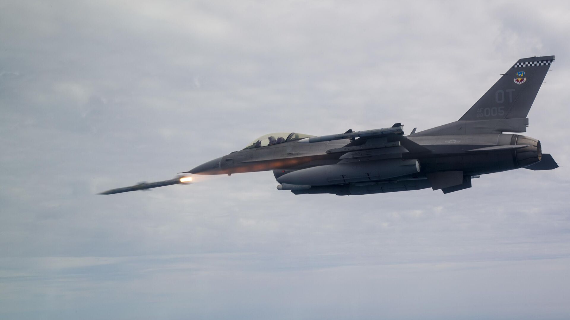 An F-16C Fighting Falcon assigned to the 85th Test Evaluation Squadron shoots an AIM-120 Advanced Medium-Range Air-to-Air Missile, or AMRAAM over testing ranges near Eglin Air Force Base, Fla., March 19, 2019. - Sputnik Africa, 1920, 23.05.2023