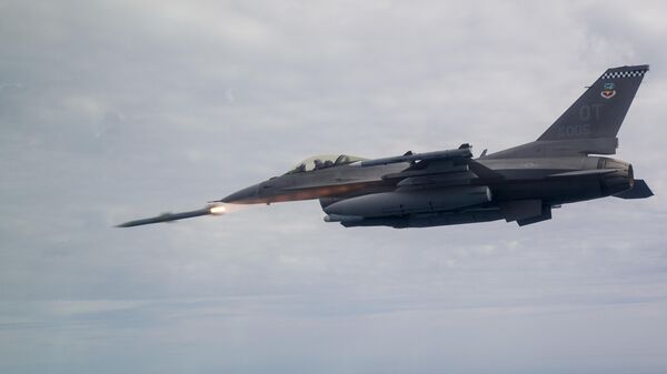 An F-16C Fighting Falcon assigned to the 85th Test Evaluation Squadron shoots an AIM-120 Advanced Medium-Range Air-to-Air Missile, or AMRAAM over testing ranges near Eglin Air Force Base, Fla., March 19, 2019. - Sputnik Afrique