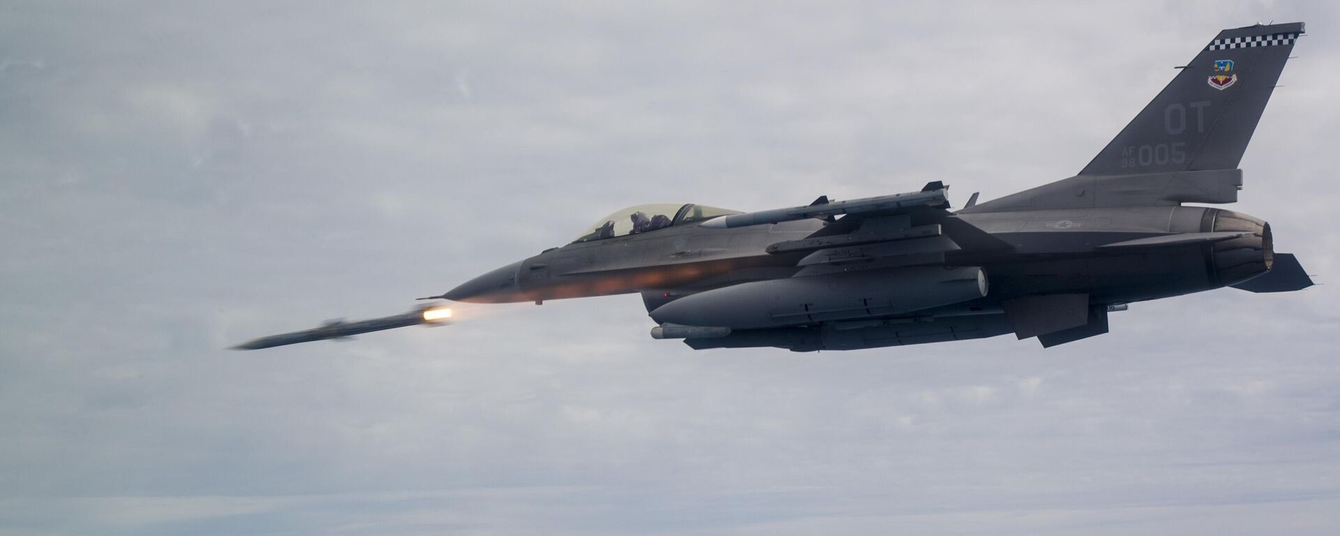 An F-16C Fighting Falcon assigned to the 85th Test Evaluation Squadron shoots an AIM-120 Advanced Medium-Range Air-to-Air Missile, or AMRAAM over testing ranges near Eglin Air Force Base, Fla., March 19, 2019. - Sputnik Africa, 1920, 23.05.2023