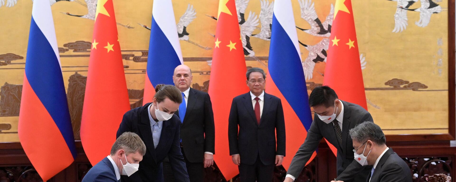 May 24, 2023. Russian Prime Minister Mikhail Mishustin, center right, and Premier of the State Council of the People's Republic of China Li Qiang at the signing ceremony of joint documents based on the results of Russian-Chinese talks at the House of People's Assemblies in Beijing. On the left is Russian Minister of Economic Development Maxim Reshetnikov. - Sputnik Africa, 1920, 24.05.2023