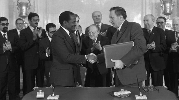 19.03.1983. Signing the Protocol on Cultural and Scientific Cooperation between the USSR and the People's Republic of Mozambique (now the Republic of Mozambique). USSR Foreign Minister Andrei Gromyko, right, and Minister of Foreign Affairs of Mozambique Joaquim Alberto Chissano after signing the protocol. A friendly handshake. - Sputnik Africa