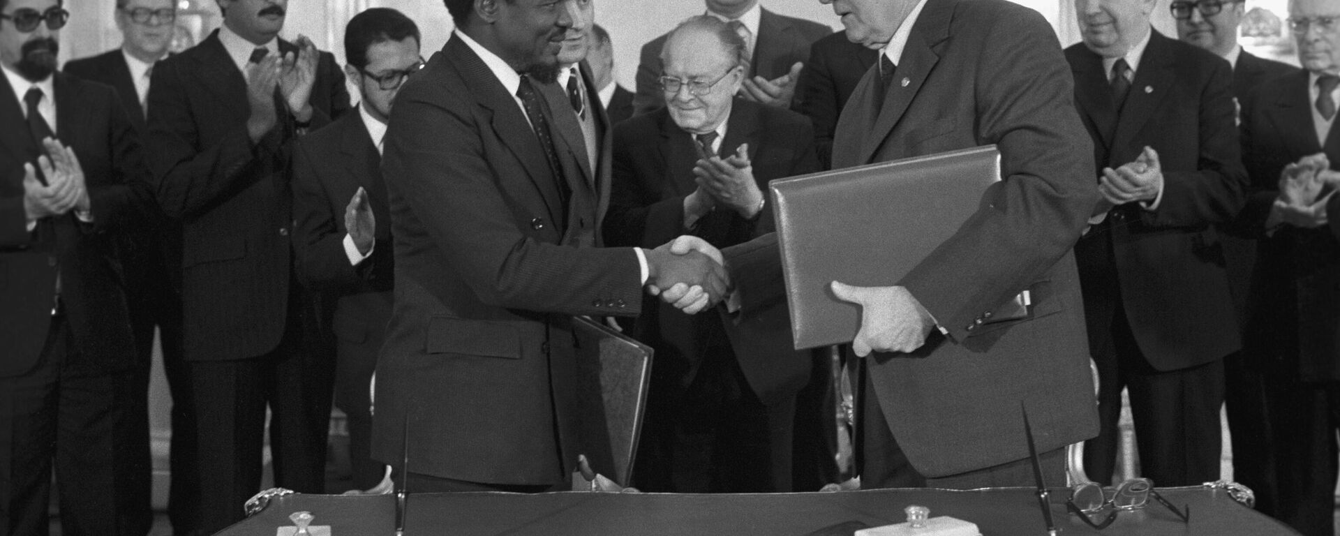 19.03.1983. Signing the Protocol on Cultural and Scientific Cooperation between the USSR and the People's Republic of Mozambique (now the Republic of Mozambique). USSR Foreign Minister Andrei Gromyko, right, and Minister of Foreign Affairs of Mozambique Joaquim Alberto Chissano after signing the protocol. A friendly handshake. - Sputnik Africa, 1920, 24.05.2023