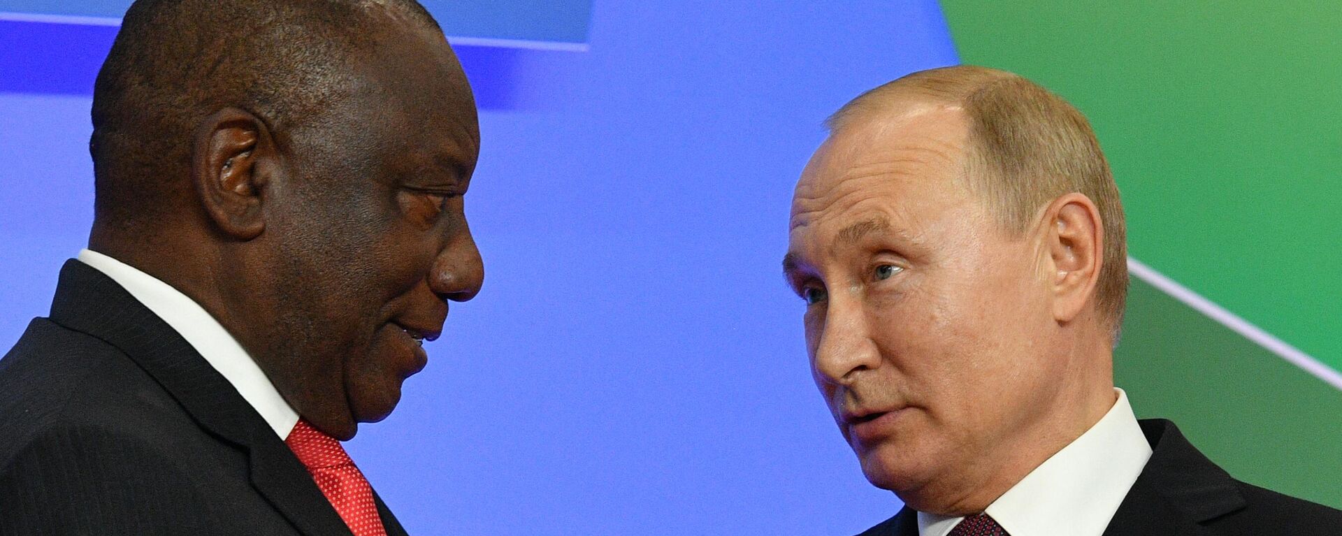 Russian President Vladimir Putin and South African President Cyril Ramaphosa attend an official welcome ceremony for heads of state and government at the 2019 Russia-Africa Summit and Economic Forum in Sochi, Russia. 23.10.19 - Sputnik Africa, 1920, 27.05.2023