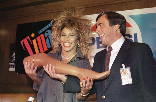 Tina Turner gets a chocolate leg from Pepsi President Roger Enrico in 1985. - Sputnik Africa