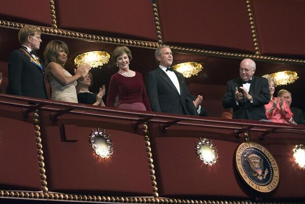 Actor Robert Redford (L), singer Tina Turner (2nd L) and US Vice President Dick Cheney (R) watch as US President George W. Bush (2nd R) and First Lady Laura Bush (C) take their seats at the 28th annual Kennedy Center Honors Gala at the John F. Kennedy Center for the Performing Arts, December 4, 2005, in Washington, DC.  During the event, the Kennedy Center honored actress Julie Harris, dancer and teacher Suzanne Farrell, singer Tony Bennett, Turner and Redford for their contributions to arts and culture. - Sputnik Africa