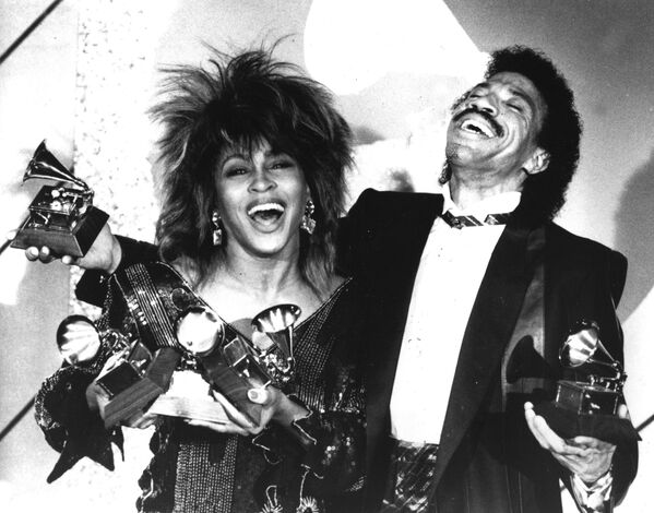 FILE - Tina Turner, left, and Lionel Richie pose with a total of five awards between them, at the Grammy Awards show in Los Angeles on February 27, 1985. Turner, the world-renown singer and stage performer, died Tuesday after a long illness at her home in Küsnacht near Zurich, Switzerland, according to her manager. She was 83. - Sputnik Africa