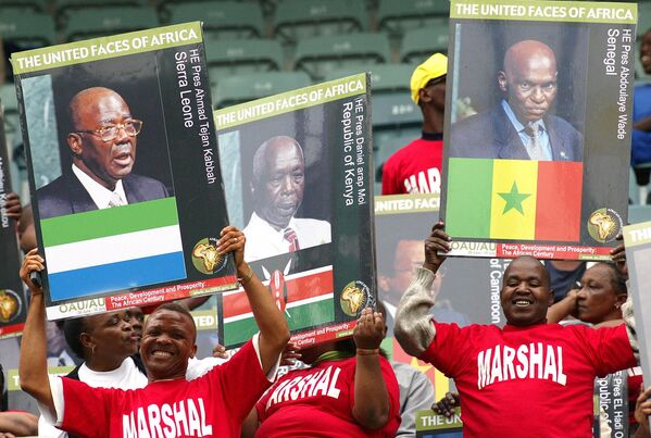 Des Sud-Africains brandissent des affiches de dirigeants africains dans un stade de Durban lors du lancement officiel de l&#x27;Union africaine (UA). - Sputnik Afrique