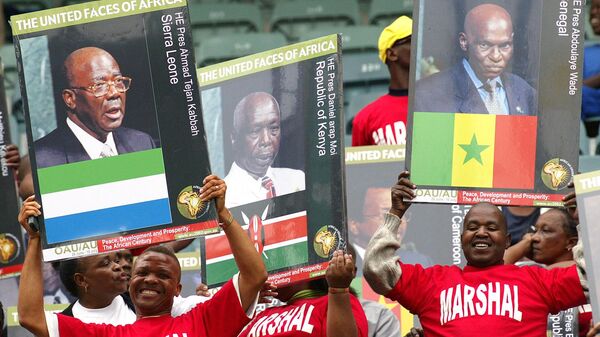 South Africans hold posters with the Presidents of African countries on July 9 2002 at the stadium in Durban. - Sputnik Africa